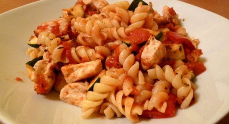 cukkinis csirkés tészta, paradicsomos