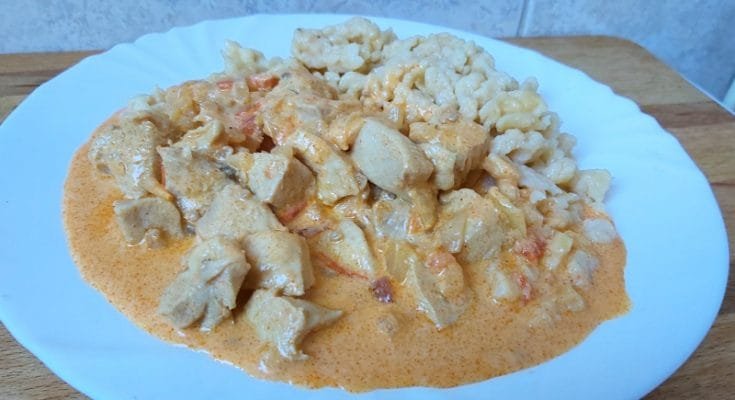 tejfölös paprikás csirkemell nokedlivel