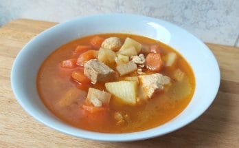 csirkegulyás leves csirkemellből, hamis gulyásleves