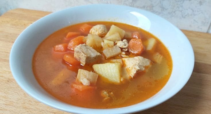 csirkegulyás leves csirkemellből, hamis gulyásleves