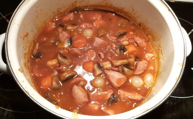 burgundi csirke lábosban