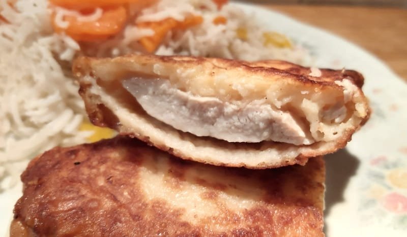 csirkemell sajtos bundában félbevágva