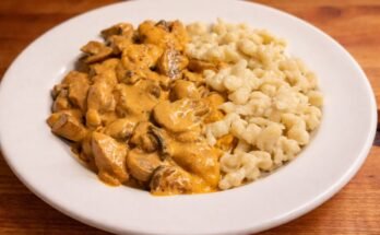 tejfölös bakonyi csirkeragu galuskával