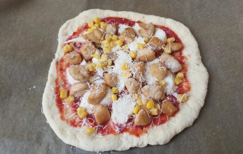 kukoricás csirkés pizza sütés előtt