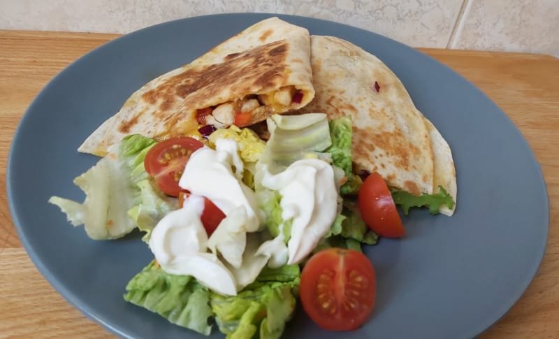 csirkés quesadilla salátával