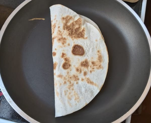 csirkés quesadilla sütése