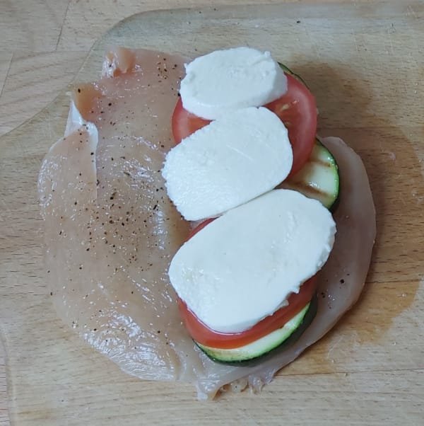 cukkinivel paradicsommal töltött csirkemell összeállítása