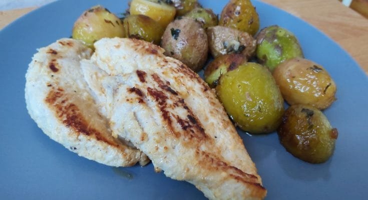 fokhagymás joghurtos csirkemell serpenyőben