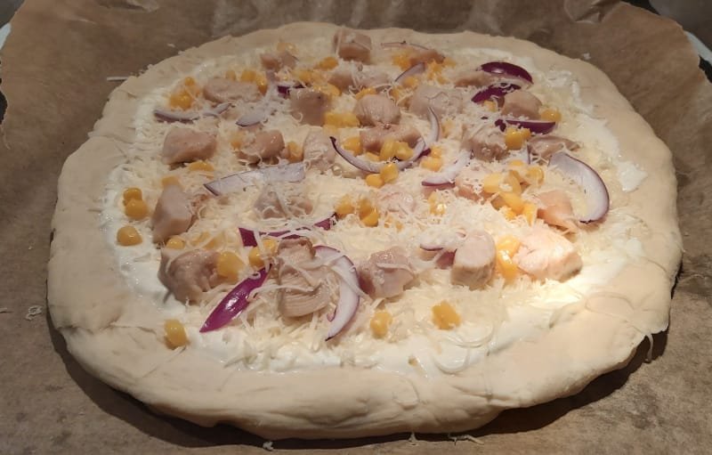 fokhagymás tejfölös csirkés pizza sütés előtt