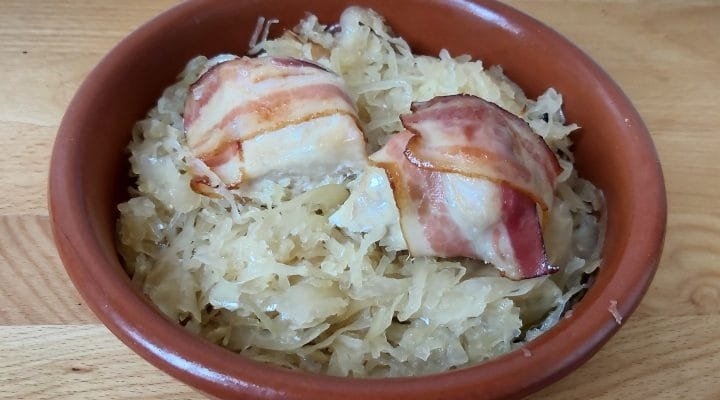 savanyú káposzta ágyon sült csirkemell