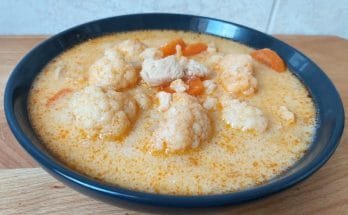 tejfölös karfiolleves csirkemellel