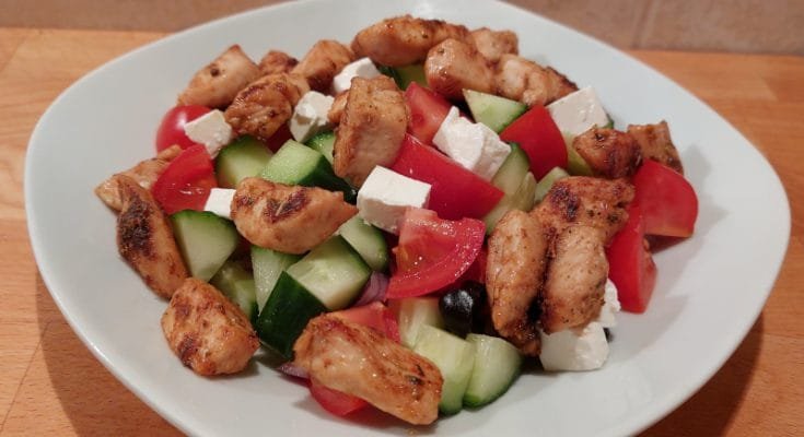 görög saláta hússal, csirkemellel