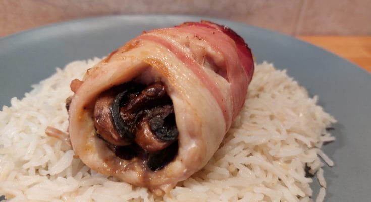 gombával töltött csirkemell sütőben baconbe tekerve