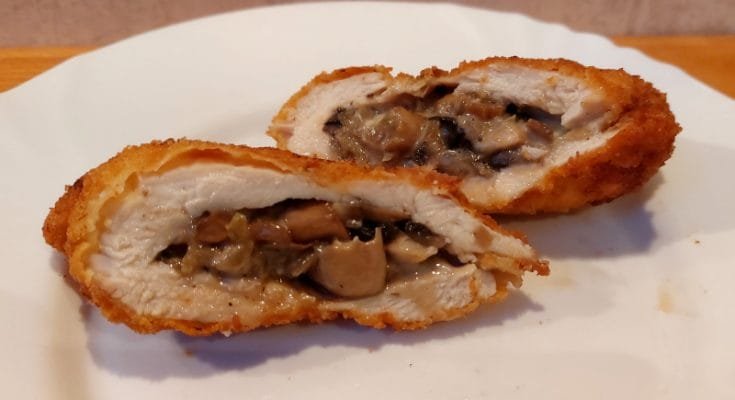 sajttal gombával töltött csirkemell rántva
