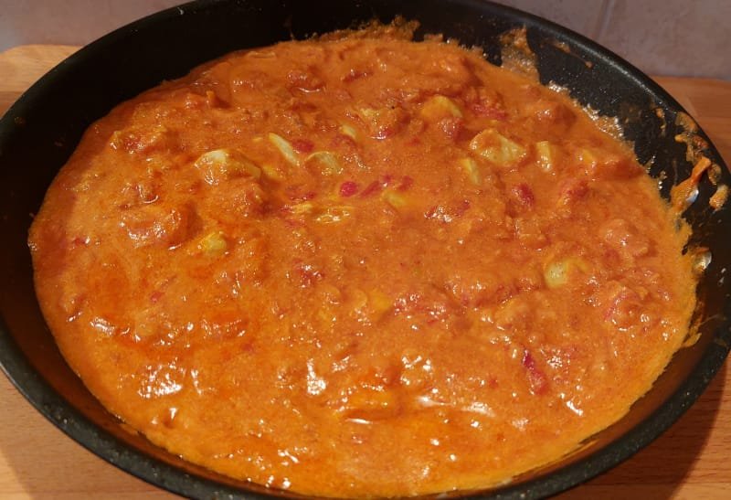csirke tikka masala serpenyőben