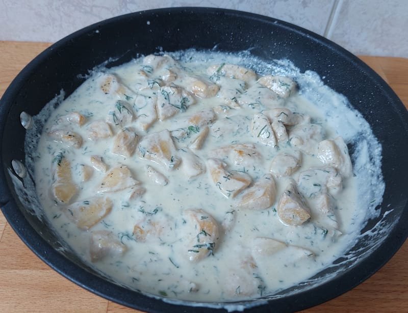 kapros tejszínes csirkemell serpenyőben