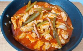 hentes tokány csirkemellből serpenyőben