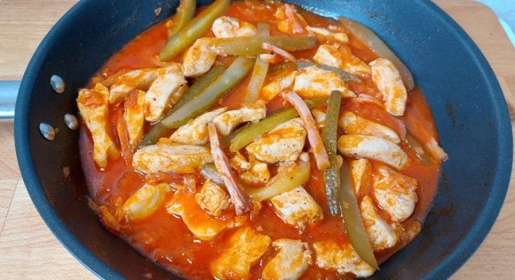 hentes tokány csirkemellből serpenyőben