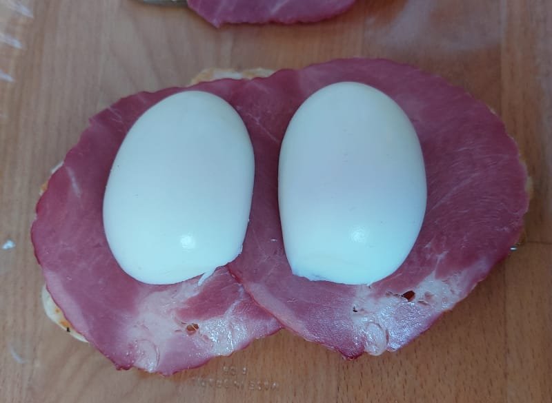 húsvéti rakott csirkemell összeállítása