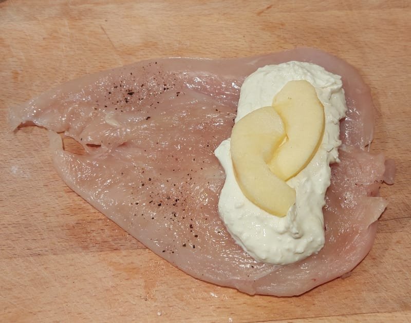 húsvéti sonkás tormás töltött csirkemell összeállítása