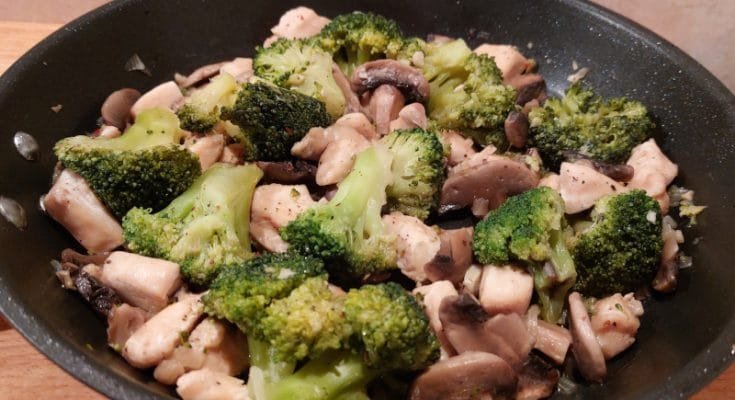 brokkolis gombás csirkemell serpenyőben