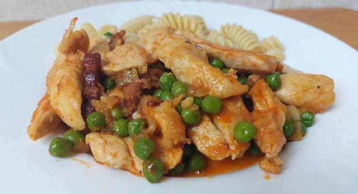 zöldborsós tokány csirkemellből tésztával