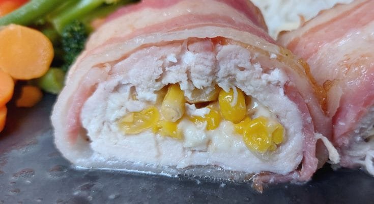 füstölt sajttal kukoricával töltött csirkemell baconbe tekerve