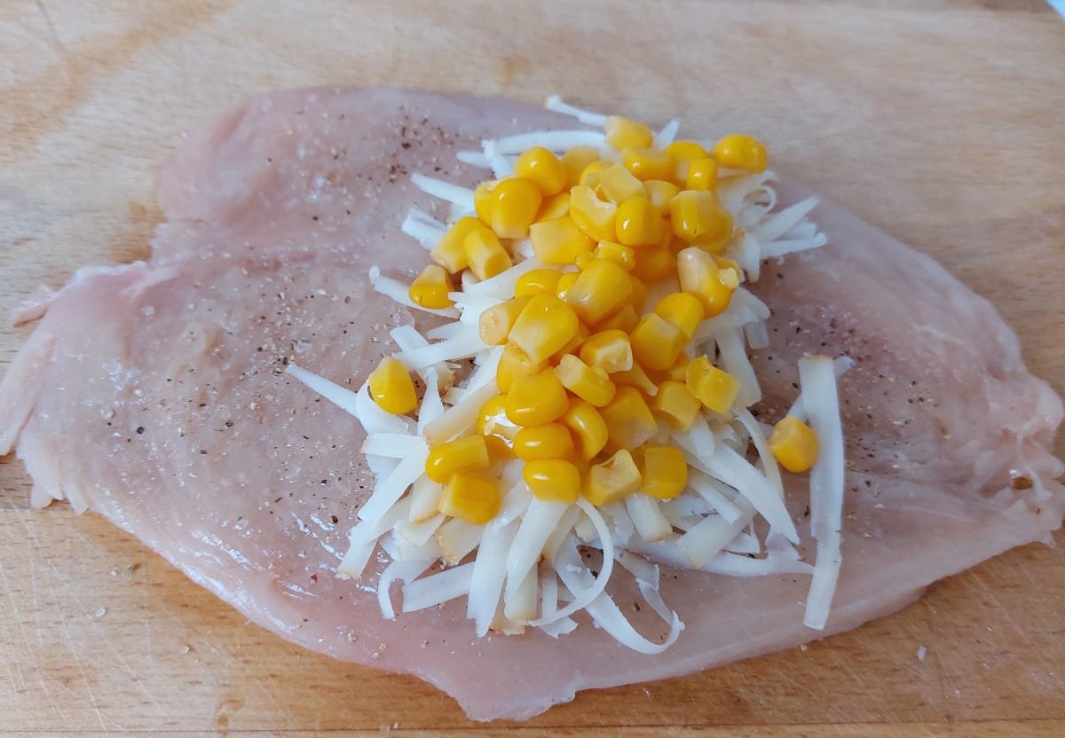 füstölt sajttal kukoricával töltött csirkemell baconbe tekerve összeállítása