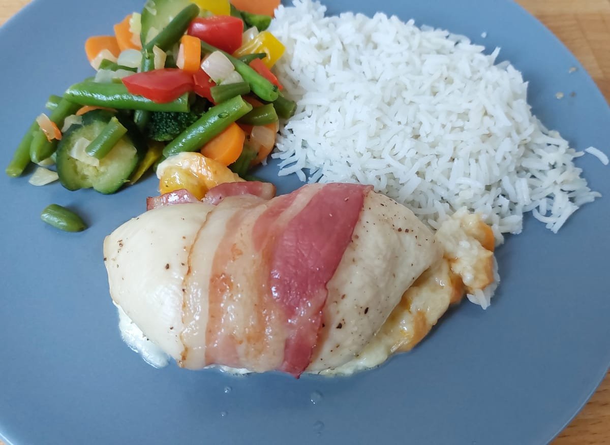 füstölt sajttal kukoricával töltött csirkemell baconbe tekerve rizzsel