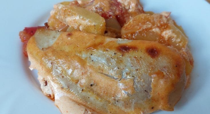 rácos hús csirkemellből tányéron