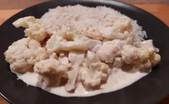 tejszínes füstölt sajtos csirkemell ragu karfiollal és rizzsel