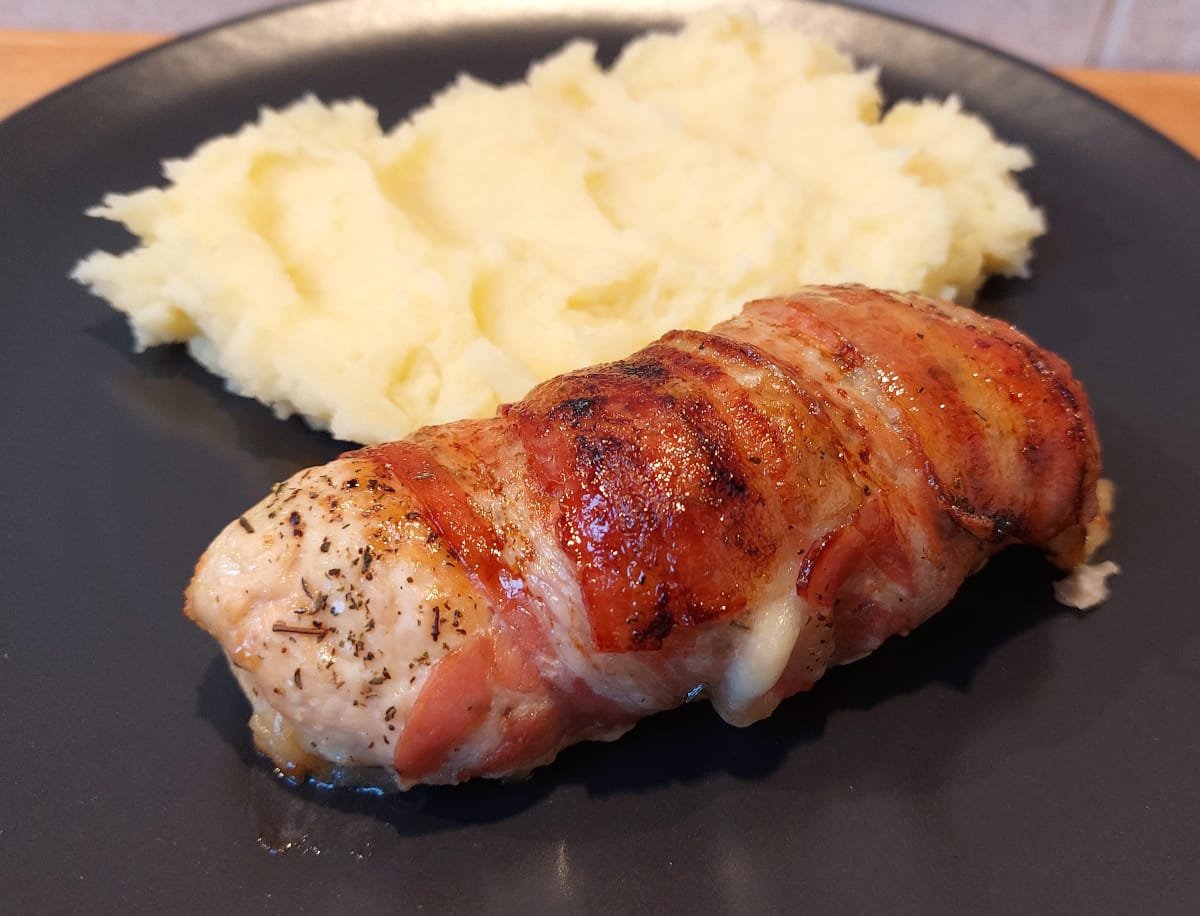 körtével töltött csirkemell baconbe tekerve krumplipürével