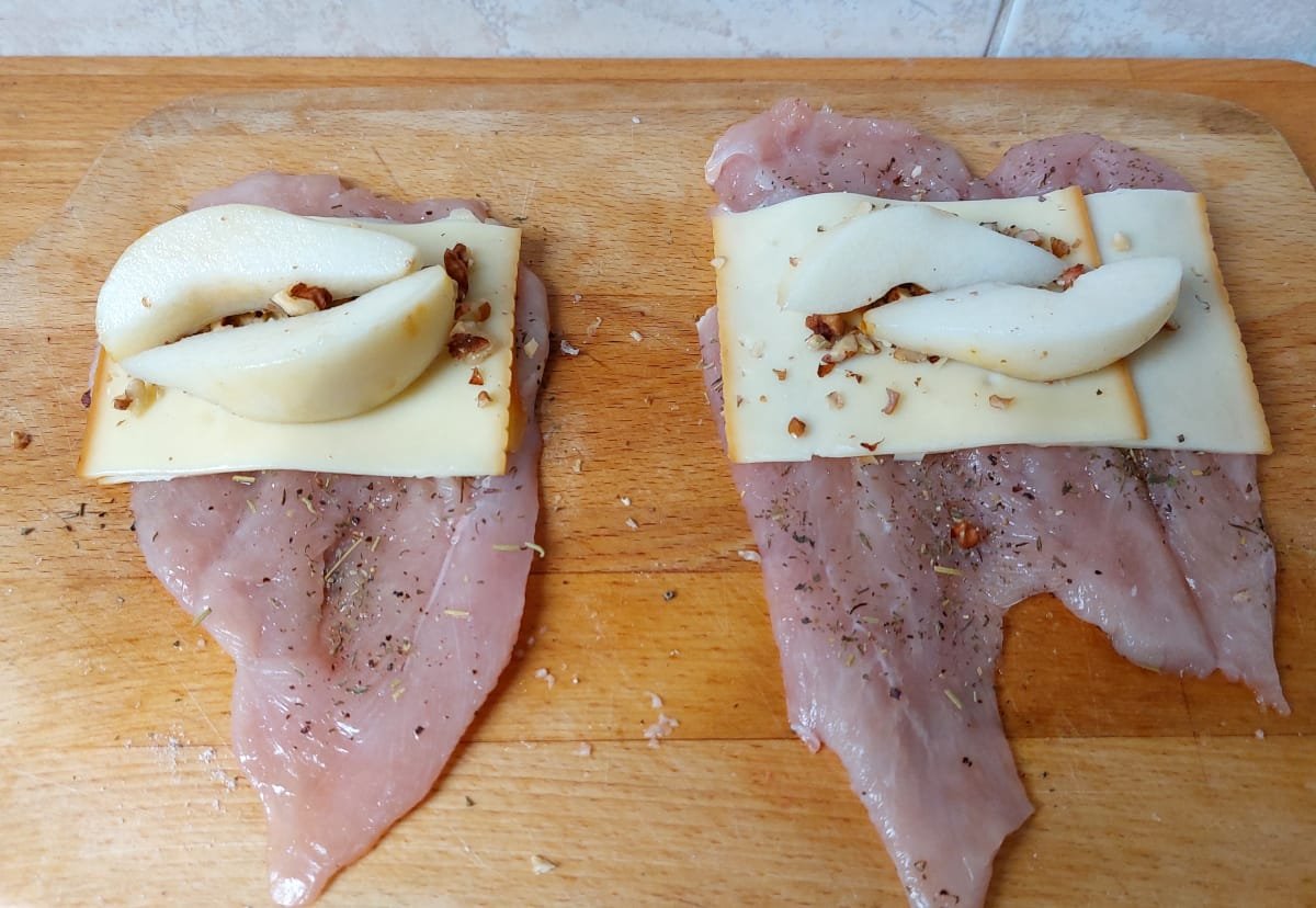 körtével töltött csirkemell baconbe tekerve összeállítása