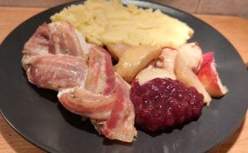 baconnel fonott csirkemell sült almával áfonyalekvárral