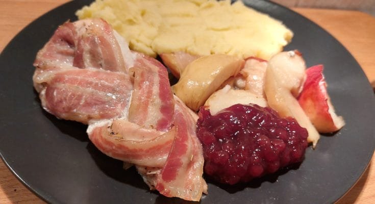 baconnel fonott csirkemell sült almával áfonyalekvárral