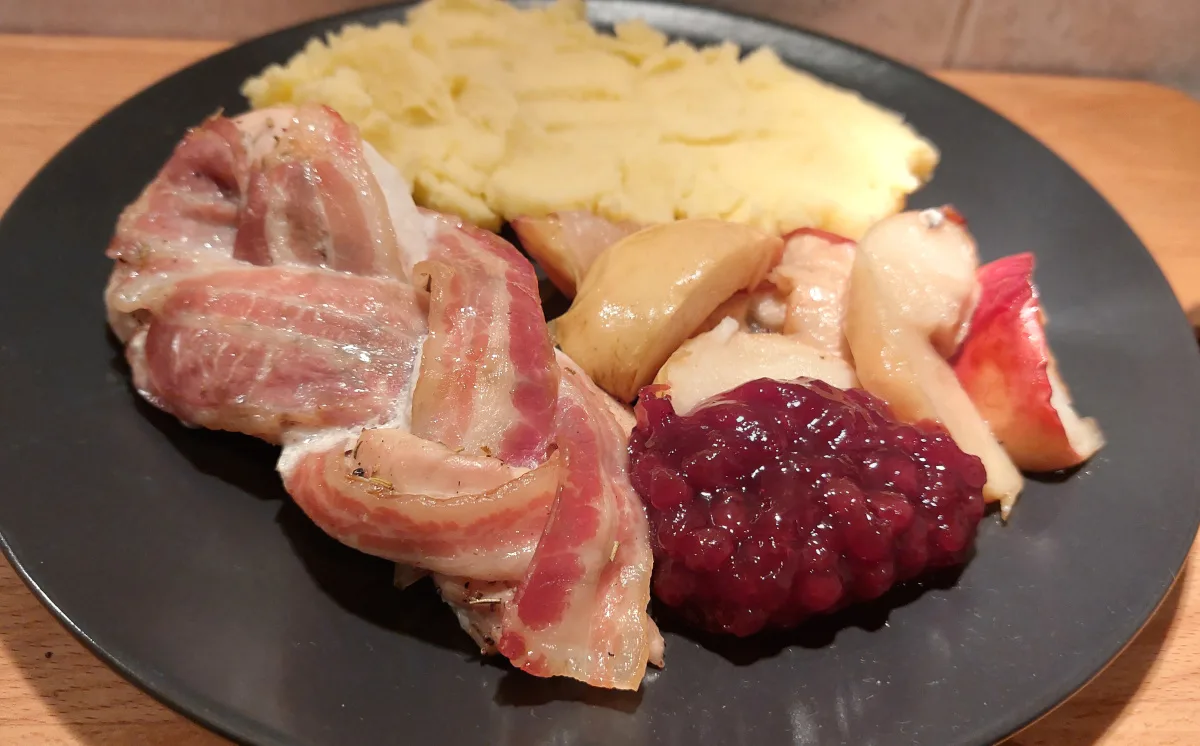 baconnel fonott csirkemell sült almával áfonyalekvárral