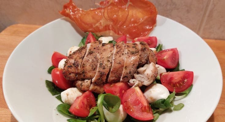 caprese saláta csirkemellel sonka chipssel