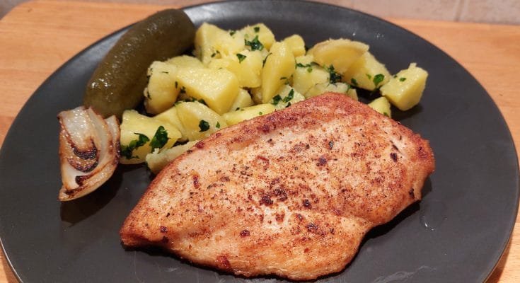 fokhagymás laci pecsenye csirkemellből petrezselymes krumplival és kovászos uborkával