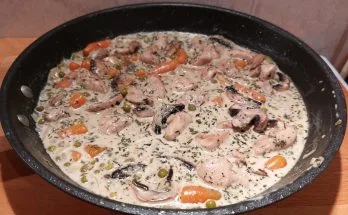 tejszínes tárkonyos csirkemell serpenyőben