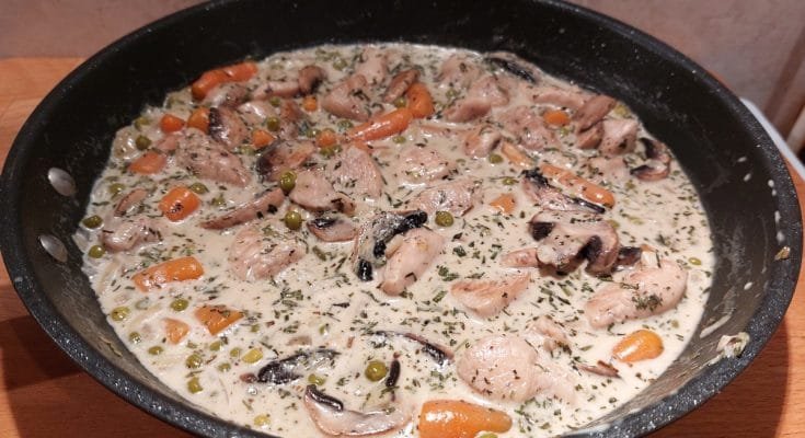 tejszínes tárkonyos csirkemell serpenyőben