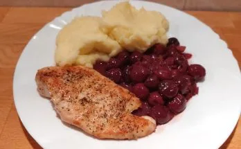 natúr csirkemell meggyszósszal krumplipürével