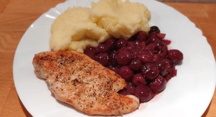 natúr csirkemell meggyszósszal krumplipürével