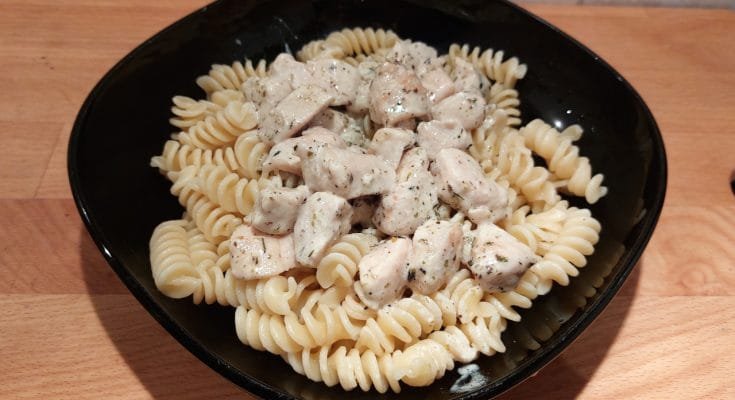 bazsalikomos tejszínes csirkemell tésztával