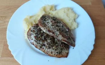 fokhagymás zöldfűszeres csirkemell krumplipürével