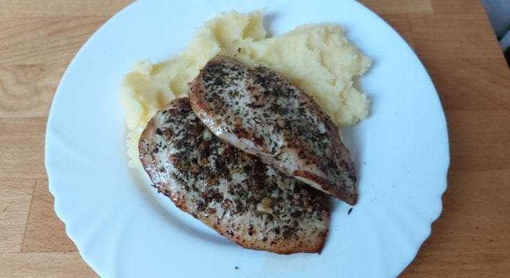 fokhagymás zöldfűszeres csirkemell krumplipürével