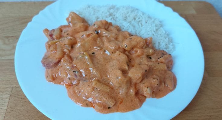 tejfölös zöldbabos csirkemell rizzsel és kolbásszal