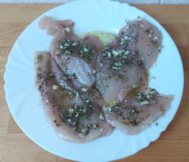 fokhagymás zöldfűszeres csirkemell pác