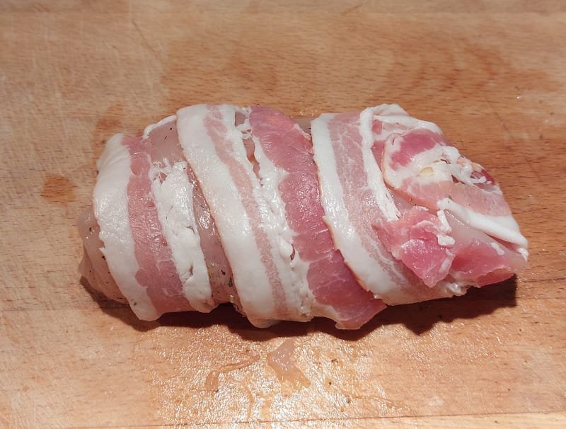 barackkal töltött csirkemell baconbe tekerve
