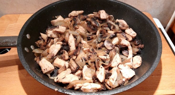 hagymás gombás csirkemell serpenyőben