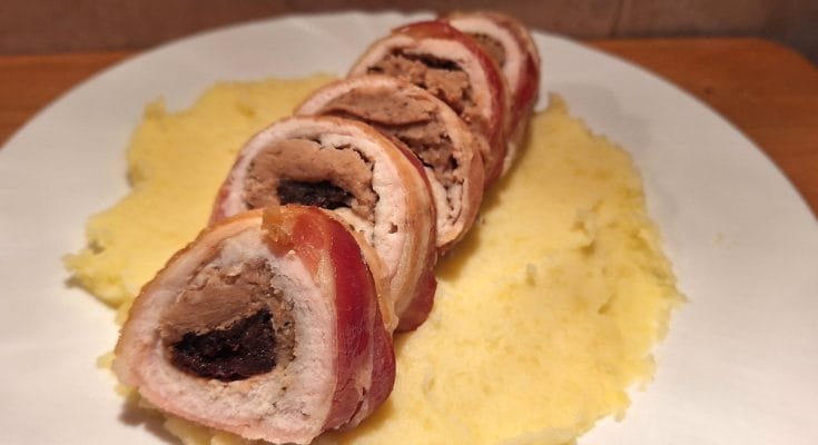 aszalt szilvával gesztenyével töltött csirkemell baconbe tekerve krumplipürével